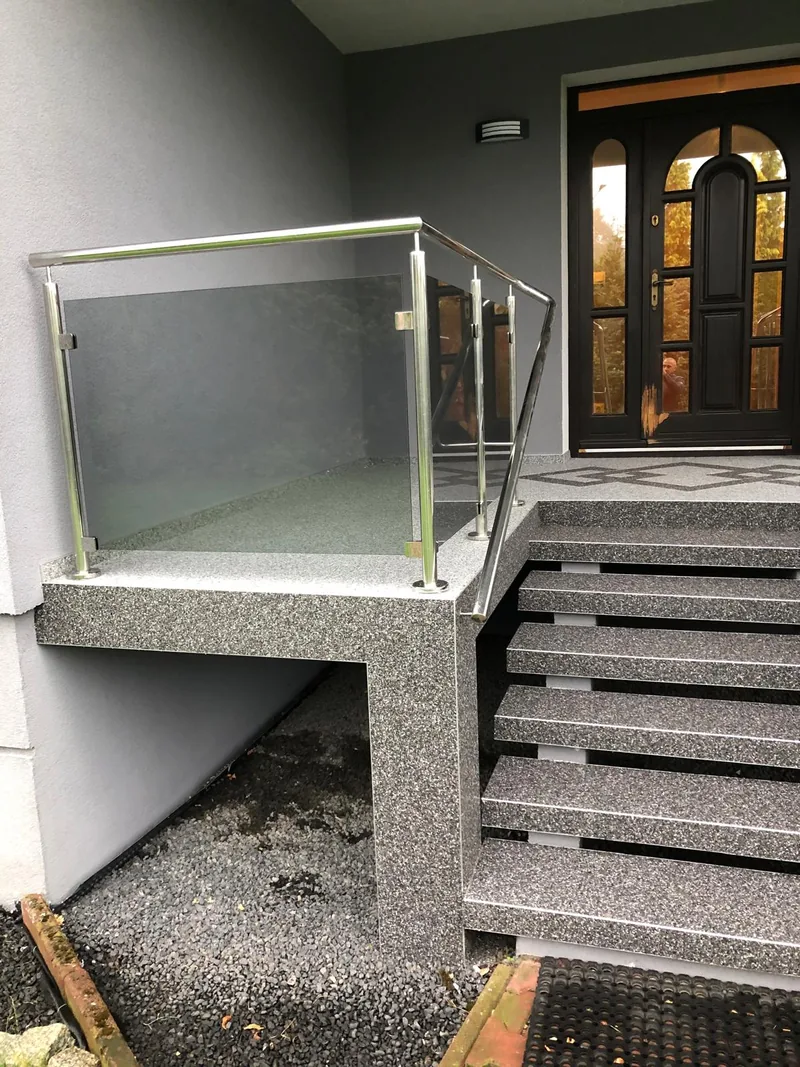 Schody z balustradą szklaną — realizacja LuxBud Design, Częstochowa