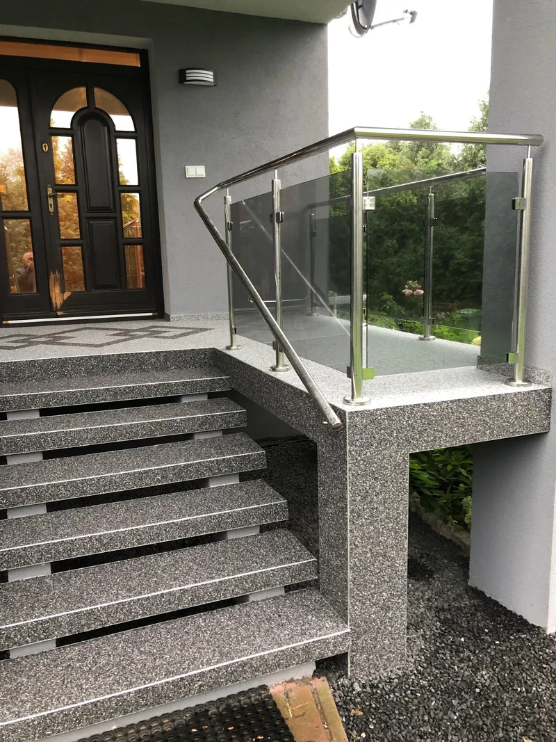 Schody wejściowe w dwóch odcieniach kruszywa — realizacja LuxBud Design, Częstochowa