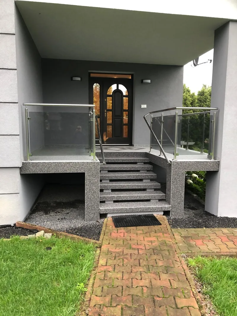 Wejście do domu — schody z kamiennego dywanu — realizacja LuxBud Design, Częstochowa
