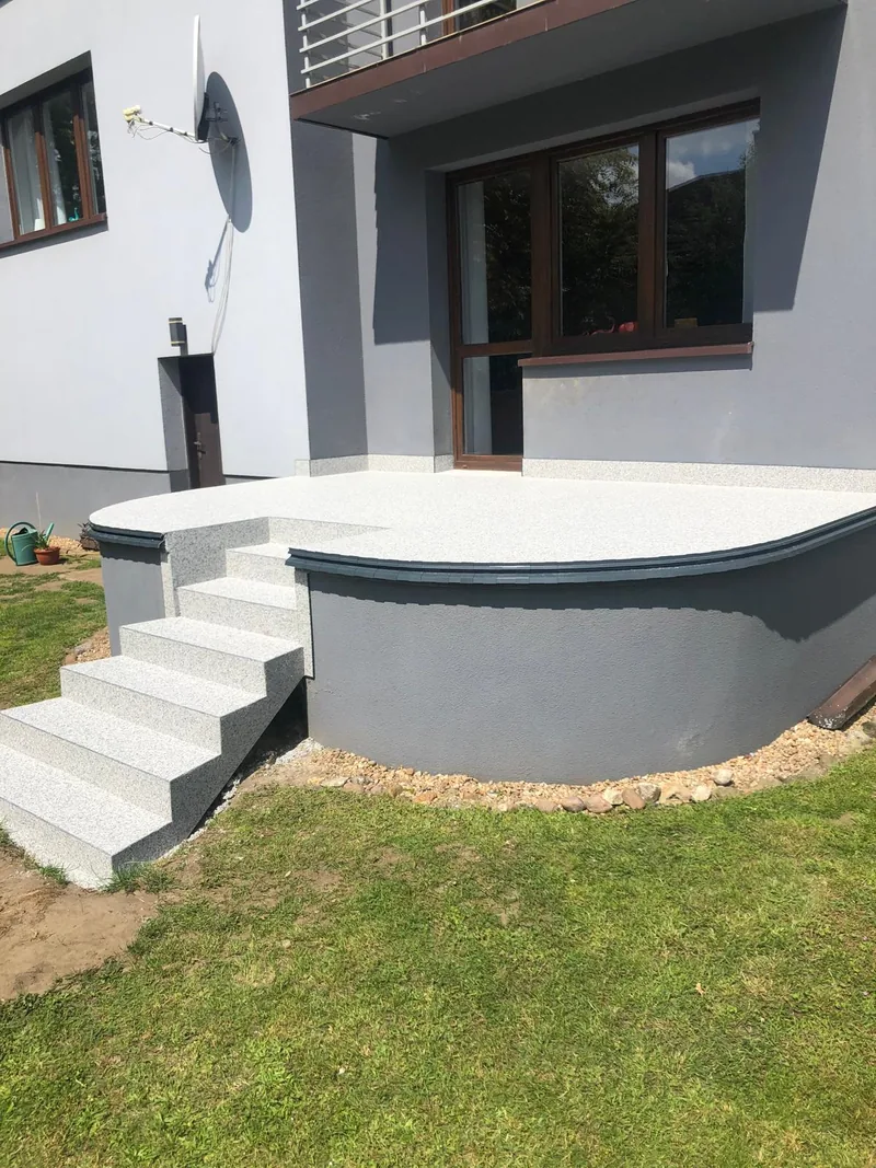 Podest i schody z kamiennego dywanu — realizacja LuxBud Design, Częstochowa