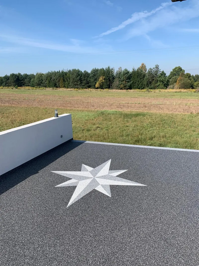Taras z rozetą w kamiennym dywanie — realizacja LuxBud Design, Częstochowa