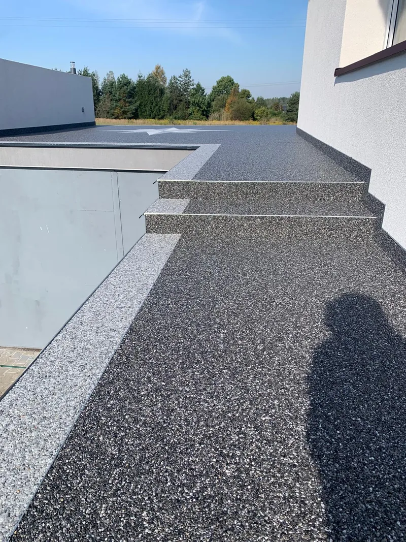 Taras i schody w kamiennym dywanie — realizacja LuxBud Design, Częstochowa