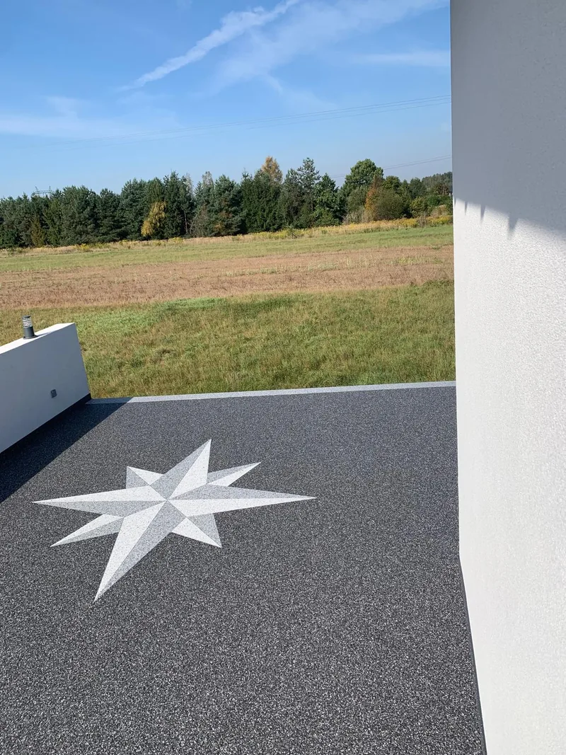 Bezspoinowy taras z kamiennego dywanu — realizacja LuxBud Design, Częstochowa