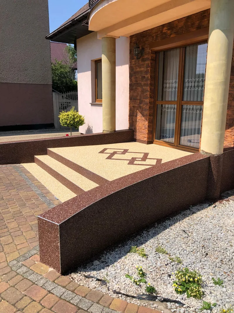 Schody wejściowe z wzorem z kruszywa — realizacja LuxBud Design, Częstochowa