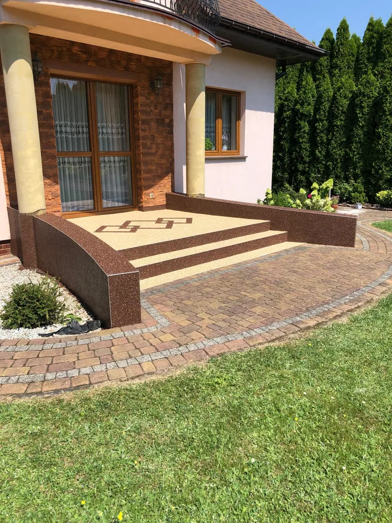 Kamienny dywan przed wejściem do domu — realizacja LuxBud Design, Częstochowa