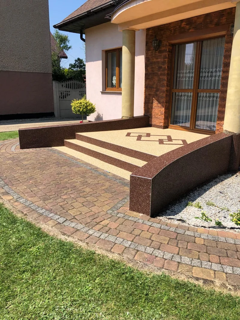 Zaokrąglone schody z kamiennego dywanu — realizacja LuxBud Design, Częstochowa