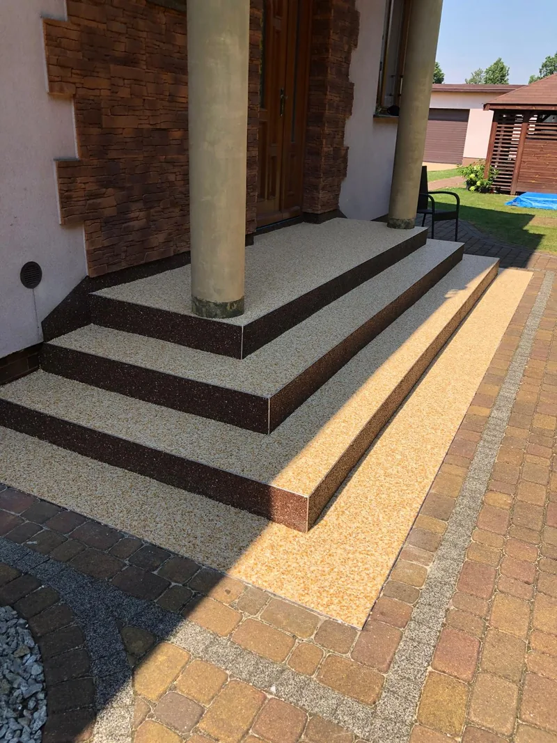 Schody w dwóch kolorach kruszywa — realizacja LuxBud Design, Częstochowa