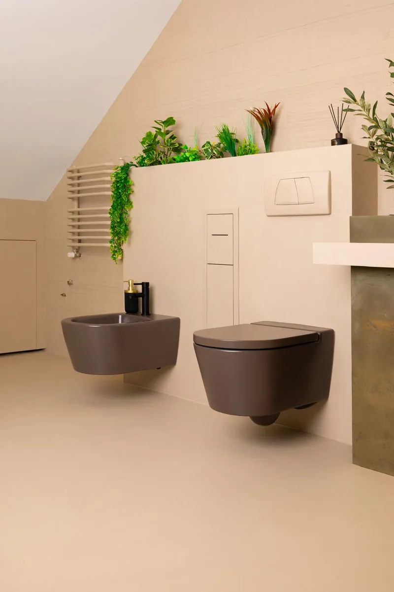 Ceramika podwieszana na tle mikrocementu — realizacja LuxBud Design, Częstochowa
