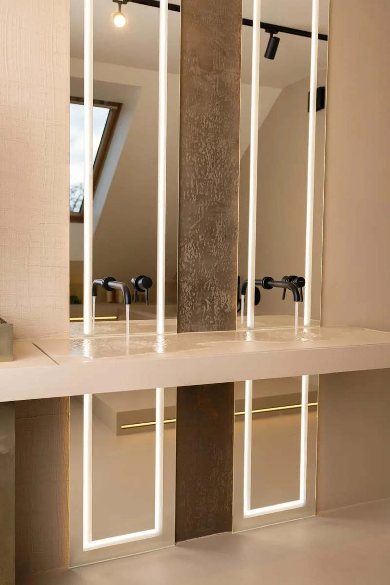 Blat umywalkowy i lustra — detal — realizacja LuxBud Design, Częstochowa