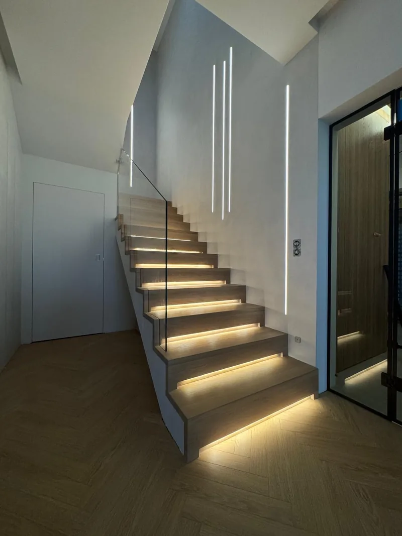 Schody w mikrocemencie z podświetleniem LED — realizacja LuxBud Design, Częstochowa