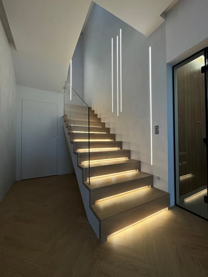Schody i szklana balustrada — realizacja LuxBud Design, Częstochowa