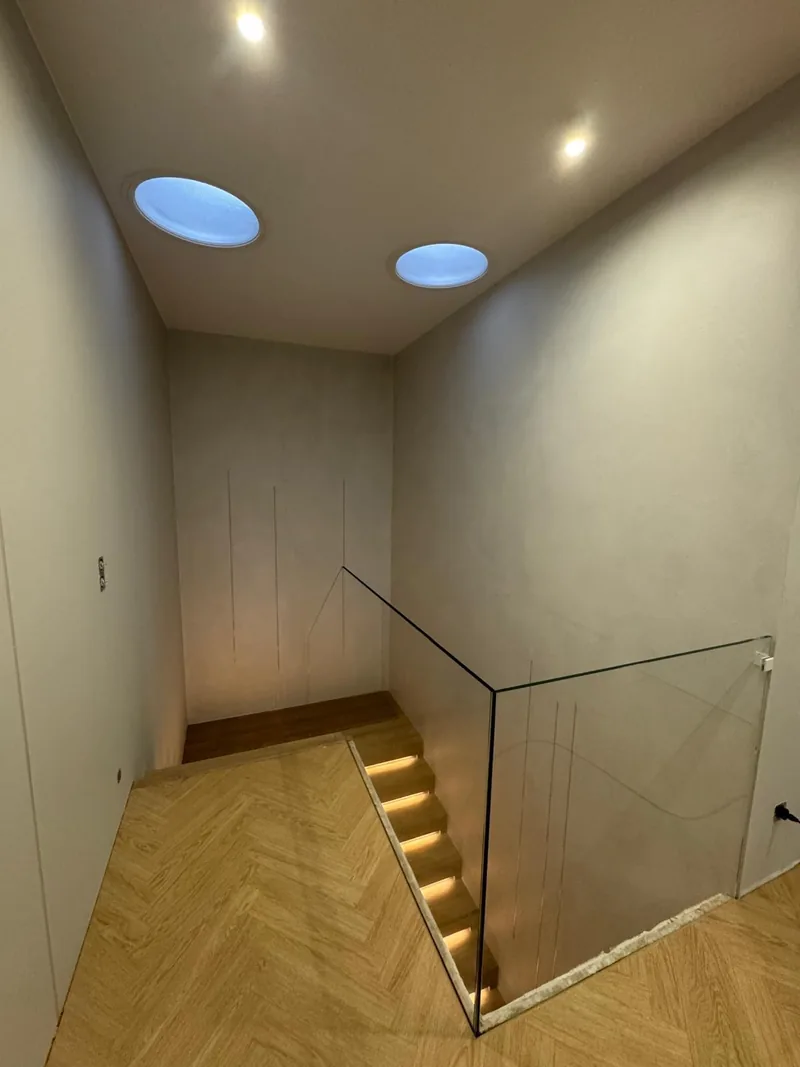 Schody w mikrocemencie — ujęcie z holu — realizacja LuxBud Design, Częstochowa