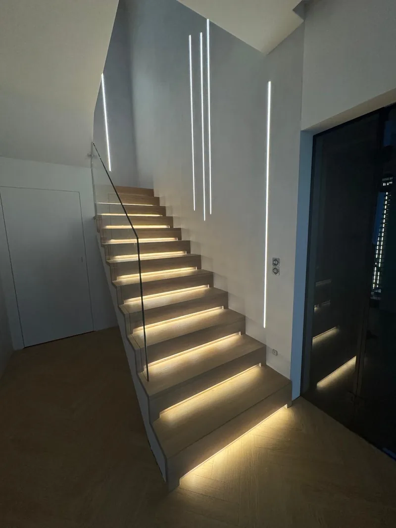 Bieg schodów przy ścianie z mikrocementu — realizacja LuxBud Design, Częstochowa