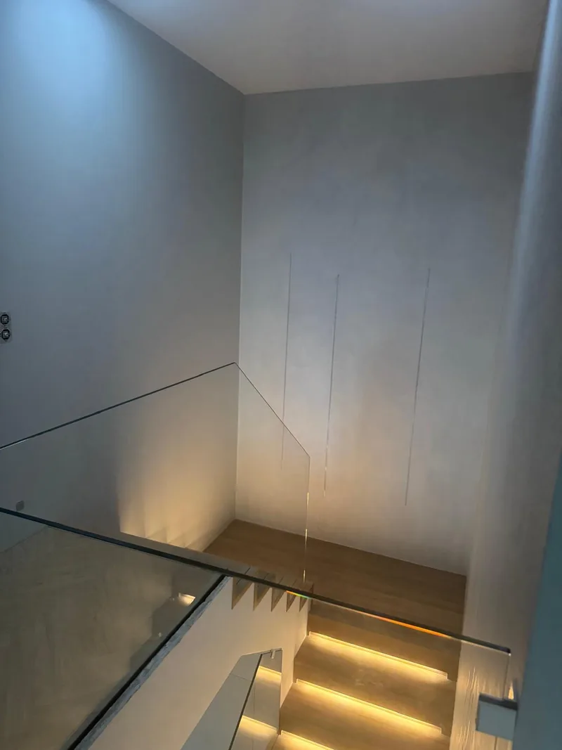 Hol z posadzką jodełkową i mikrocementem — realizacja LuxBud Design, Częstochowa