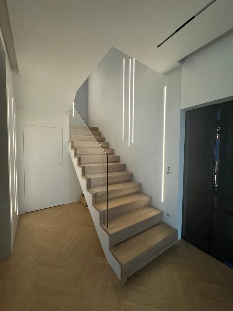 Zabudowa w mikrocemencie przy schodach — realizacja LuxBud Design, Częstochowa