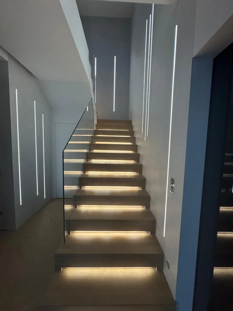 Balustrada szklana i podświetlenie — realizacja LuxBud Design, Częstochowa