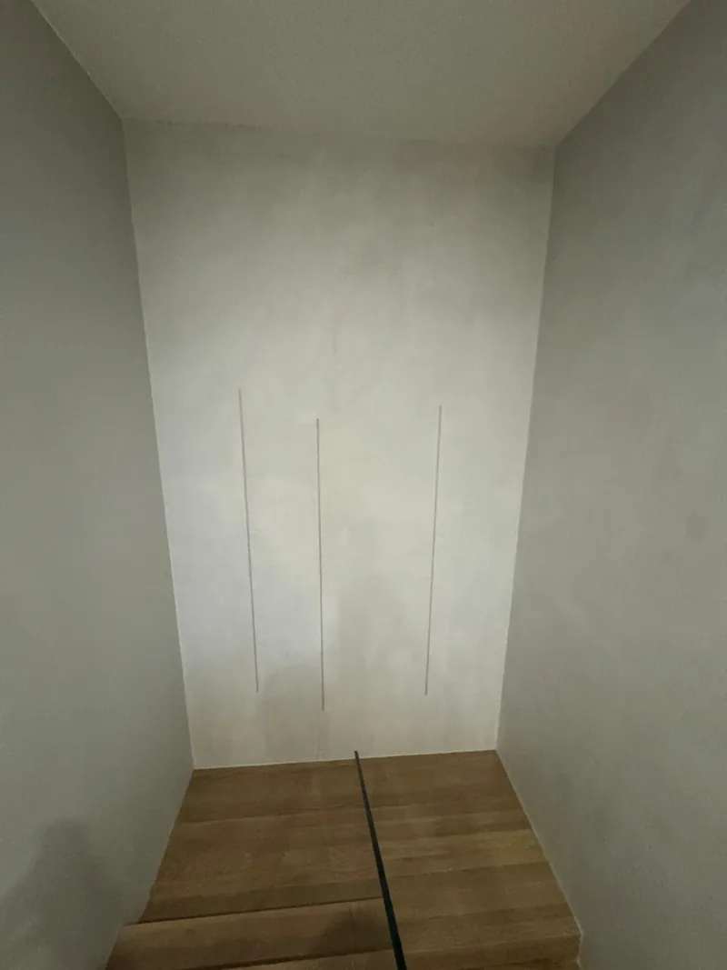 Ściana z mikrocementu w klatce schodowej — realizacja LuxBud Design, Częstochowa