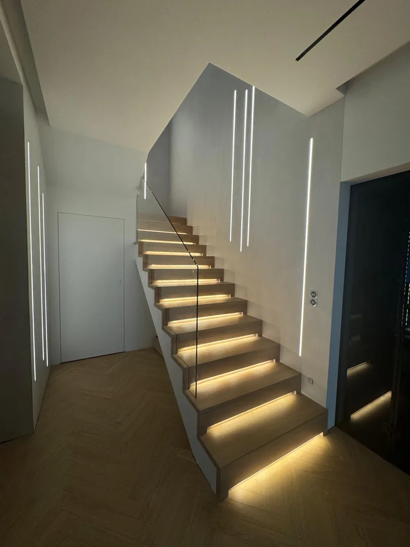 Mikrocement na ścianie — detal fugi — realizacja LuxBud Design, Częstochowa
