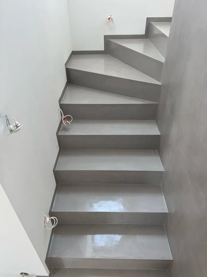 Mikrocement na stopniach i ścianie — realizacja LuxBud Design, Częstochowa