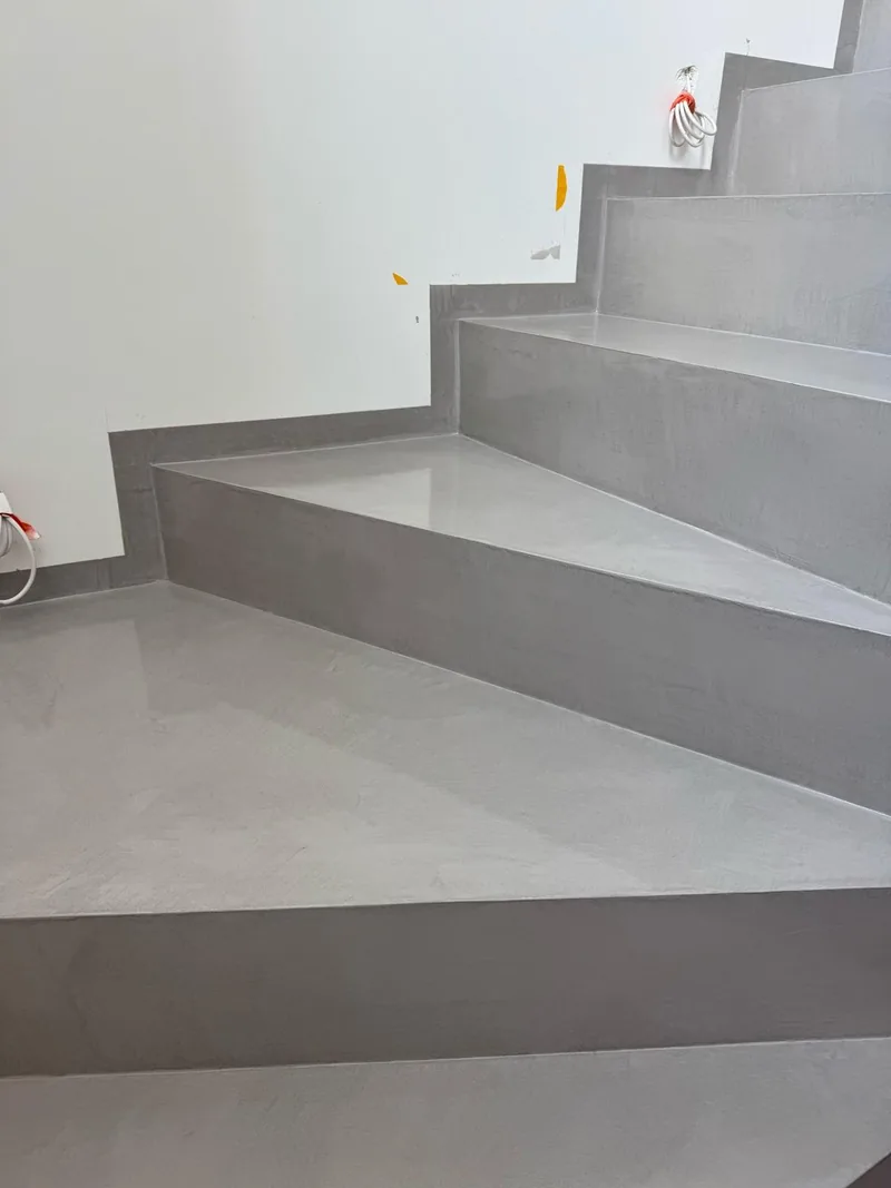 Spocznik i posadzka w mikrocemencie — realizacja LuxBud Design, Częstochowa