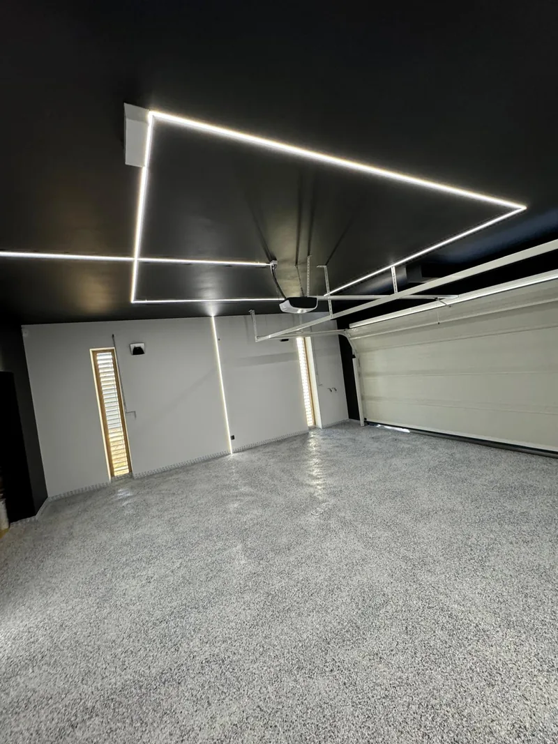 Garaż z posadzką żywiczną i oświetleniem LED — realizacja LuxBud Design, Częstochowa