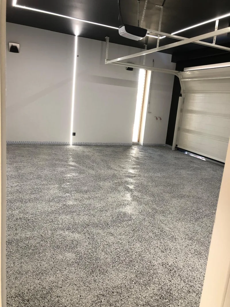 Posadzka żywiczna — widok na bramę — realizacja LuxBud Design, Częstochowa