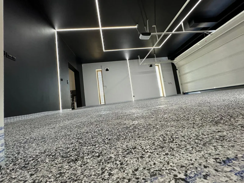 Żywica z posypką dekoracyjną — detal — realizacja LuxBud Design, Częstochowa
