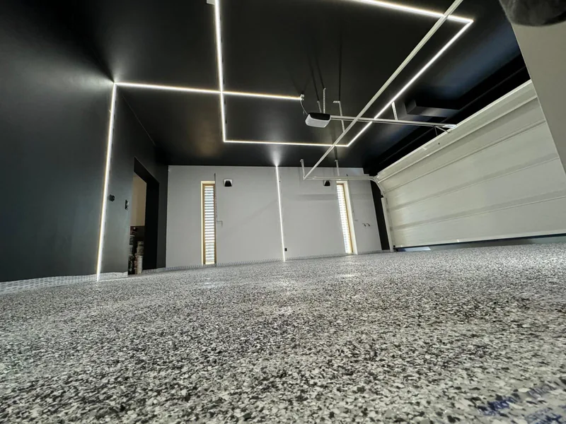 Garaż wykończony żywicą — realizacja LuxBud Design, Częstochowa