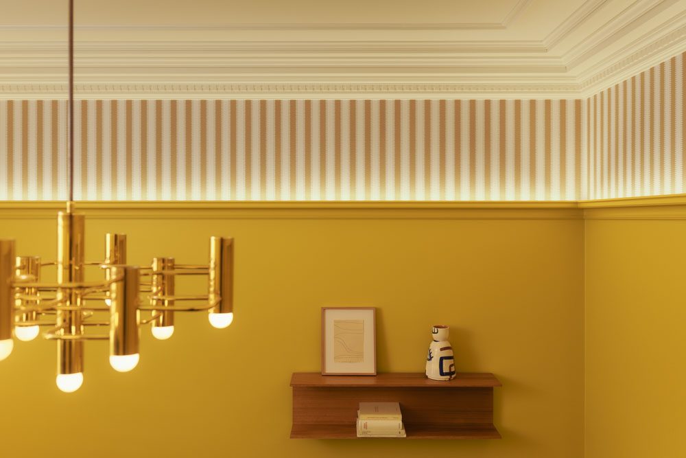 Sztukateria Orac Decor kolekcji Burlington — gzyms sufitowy i listwy ścienne w jasnym salonie